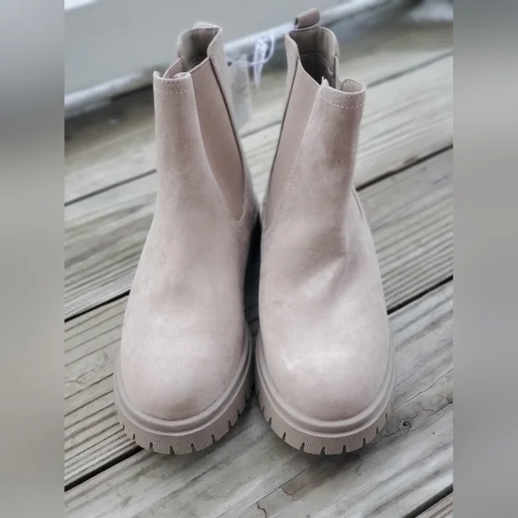 NWT Old Navy Tan Chelsea Boots - Picture 9 of 9